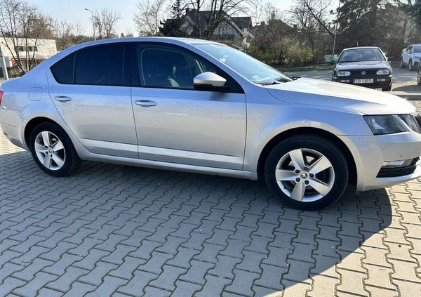 Skoda Octavia cena 52000 przebieg: 154000, rok produkcji 2017 z Czeladź małe 106